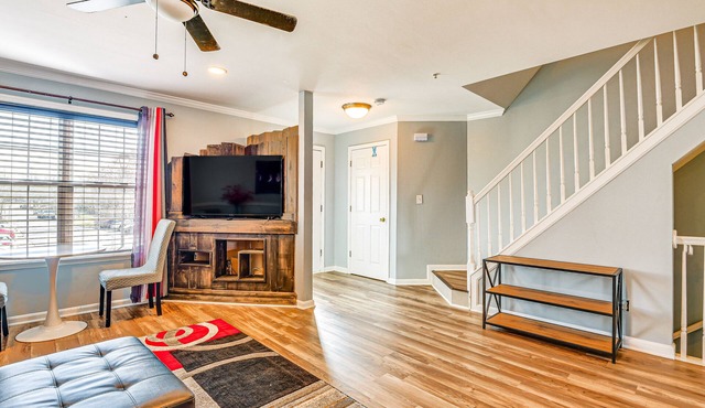 Spacious Dundalk Townhome: 8 Mi to Inner Harbor!