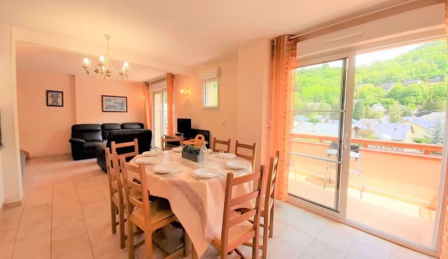 Spacious Duplex, East-Facing Terrace, 8 Sleeps, WiFi, Parking, Close to Amenities in Saint-Lary-Soulan
