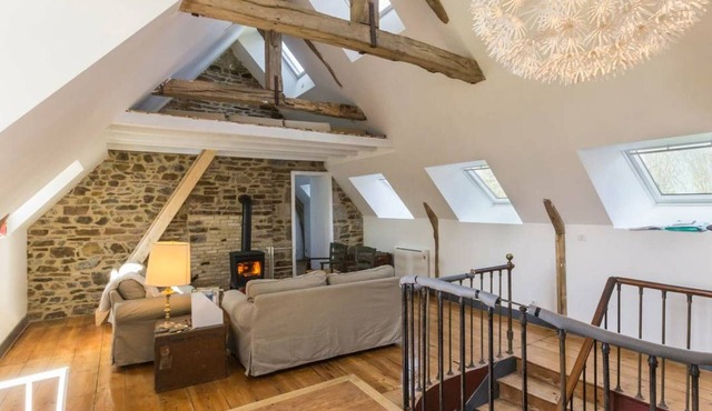 Spacious Duplex near Granville with parking and wifi