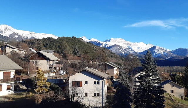 Spacious duplex apartment with mountain views, close to shops