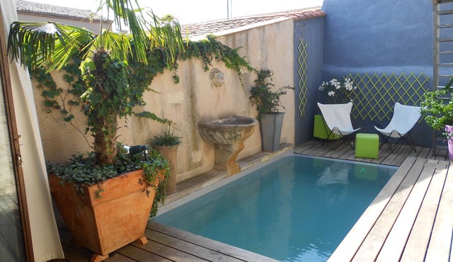 Spacious duplex in the heart of town with rooftop pool