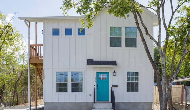 Spacious Duplex Near River Walk Two Modern Homes
