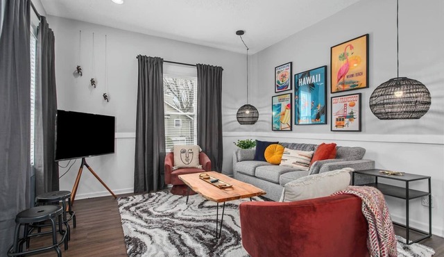 Spacious Duplex w/4 Bedrooms Near Food | 17&18