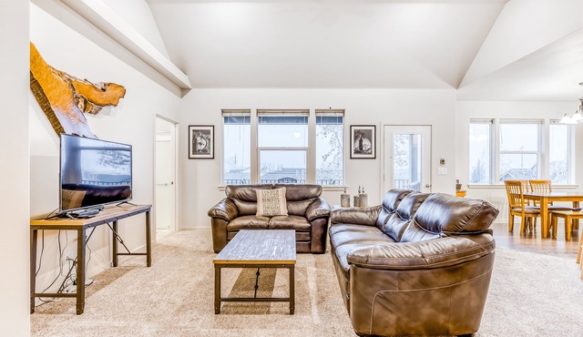 Spacious duplex with WiFi & washer/dryer - close to wineries - dogs welcome