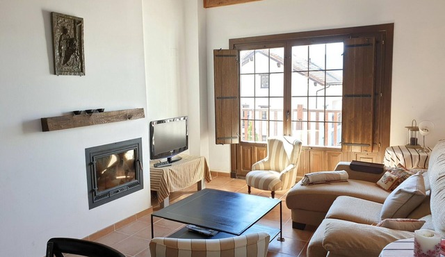 Spacious Duplex with Golf Course & Park Access Near Jaca