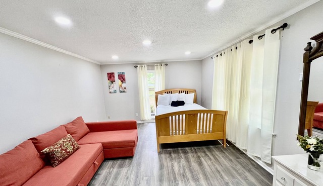 Spacious East-Cobb Marietta Home-Sleeps-15 guest-15 Min to ATL-25 Min to Airport