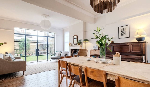 Spacious Edwardian 5-bed House, steps from Beach