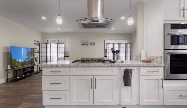 Spacious Elegance in the Hills