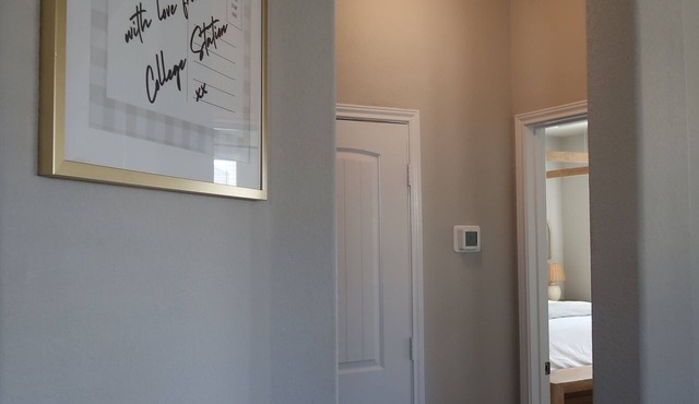 Spacious & Elegant Family Retreat Minutes from Texas A&M! Sleeps 13 Comfortably!