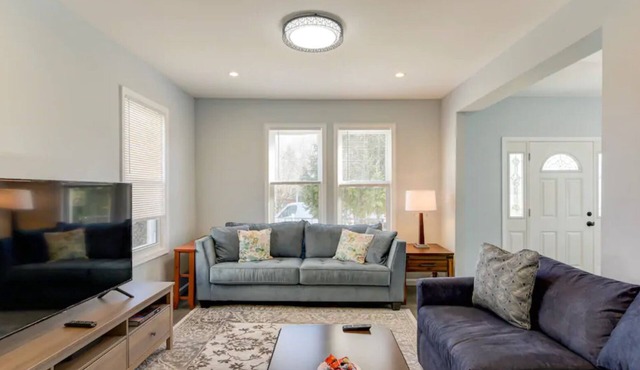 Spacious Elegantly Furnished 4BR House in Great Location in Baltimore