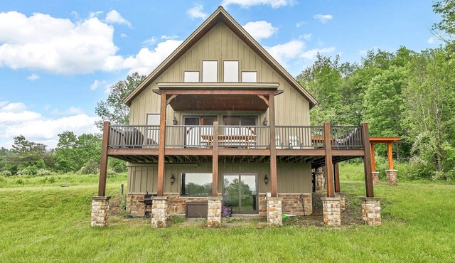 Spacious Ellicottville 5-bedroom 4-bath chalet with WiFi, AC