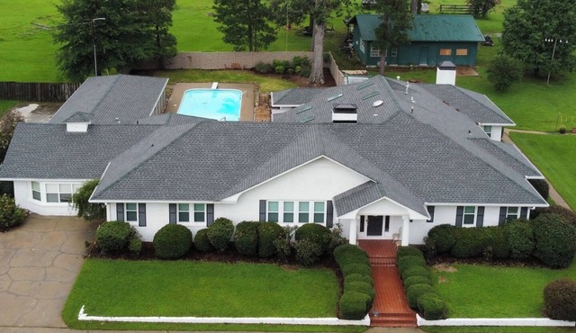 Spacious Enchanted Forest Home for Business & Pleasure