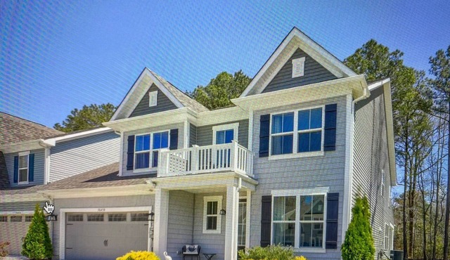 Spacious End-unit Town house w/lots of Amenities