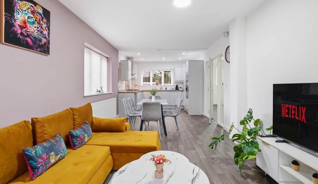 Spacious Ensuite Home with 2 Car Drive near M6/M5