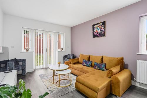 Spacious Ensuite Home near M6 with Driveway Parking