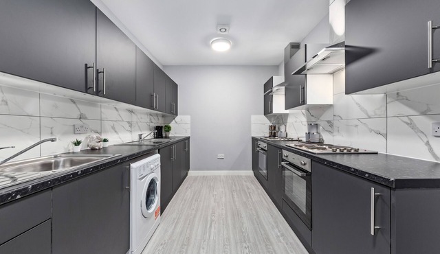 Spacious Ensuite Room Feltham Heathrow London Tw13