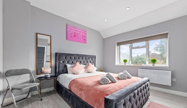 Spacious Ensuite Room Feltham Heathrow London TW13