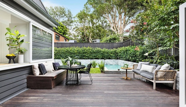 Spacious entertainer with heated pool. City fringe, short walk to fireworks view