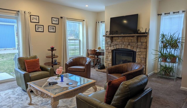 Spacious Entire Home walking distance to Village