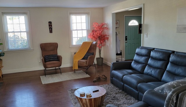 Spacious Entire Home Free Parking Near Philly & Universities