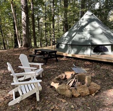 Spacious Equipped Bell Tent with Deck, Fire Pit and Picnic Space in Tennessee
