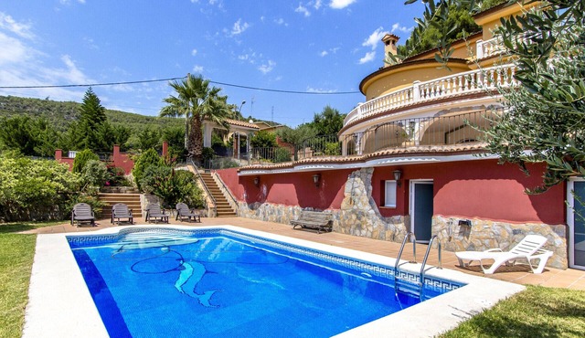 Spacious, Sublime Villa just 15km to Barcelona!