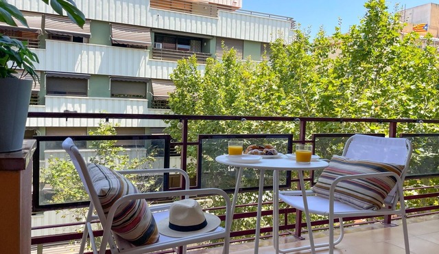 Spacious Apartment on Rambla w/Parking by Hostem