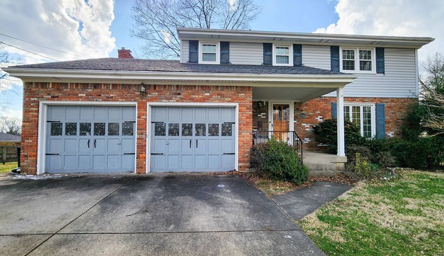 Spacious Escape: Five Bedroom Home Near Airport, Expo Center