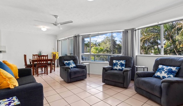 Spacious Esplanade Apartment with Rooftop Access