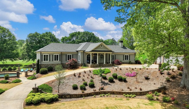Spacious estate home in the beautiful Chateau Elan community in Braselton.