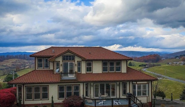 Spacious Estate that sleeps 16 near Watauga Lake - walk to Villa Nove Vineyards!