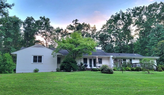 Spacious Estate on 6 acres, King Suite + Efficiency convenient to I-64 in Crozet