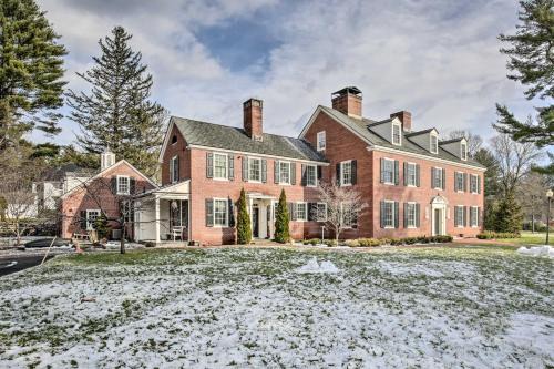 Spacious Estate w/Courtyard: 2 Miles to Downtown!