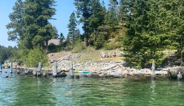 Spacious estate with 2 homes with 6 bedrooms and WiFi, AC on Flathead Lake