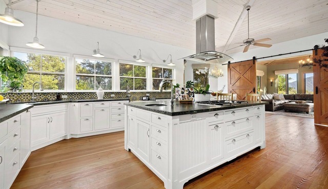 Spacious estate with 7 bedrooms and WiFi, fitness room in tranquil Topanga
