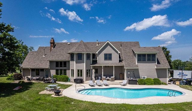 Spacious estate with 8 bedrooms + Pool -Near CoMO