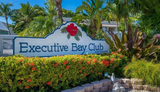 Spacious Exec Bay Townhouse w/heated pool marina+
