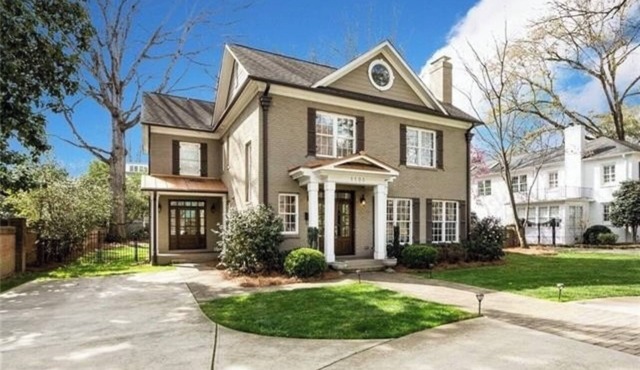 Spacious Executive Home-5 min to Uptown-Children’s Amenities-Huge Outdoor Space!