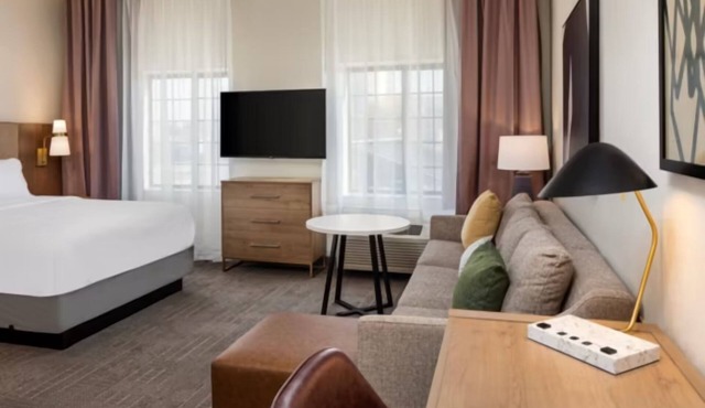 Spacious Extended Stay in Bloomington with Breakfast – Great for Families