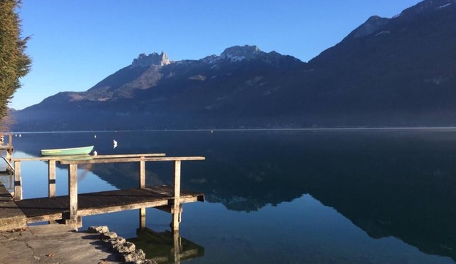 Spacious family house from 30'S years, with private access to the Annecy Lake