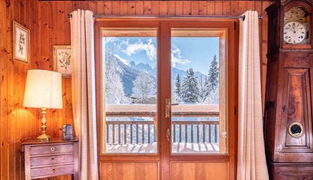 Spacious family chalet with balcony and garden