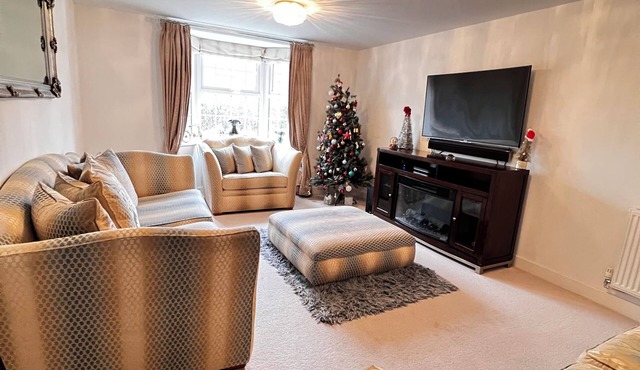 Spacious Family Retreat in Serene Taunton | Sleeps 8 | Near Town & Countryside