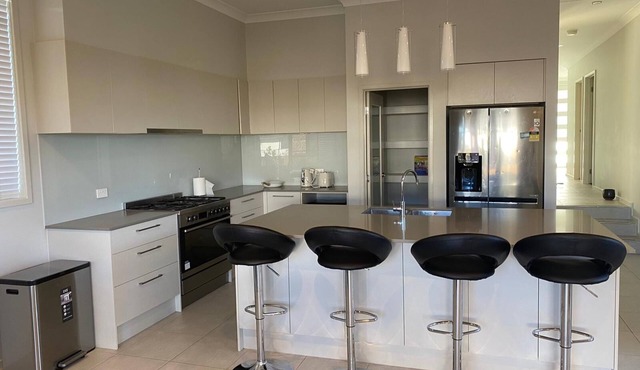 Spacious Family & Group Retreat | Sleeps 10 | 3 Baths | free parking