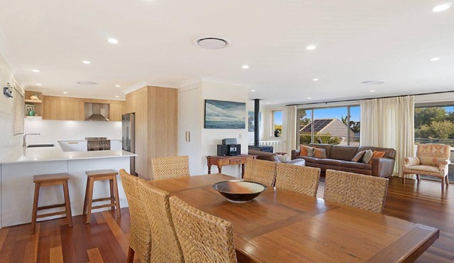 Spacious Family Retreat by HolidayCo.