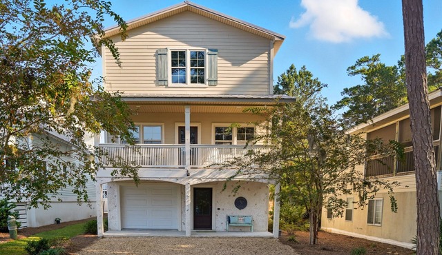 Spacious family fun with game room, only 4 miles from East Beach! Relax + Enoy!