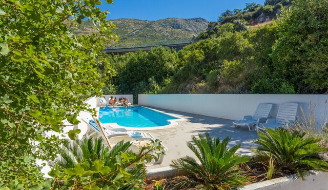 Spacious Family Apartment With Pool