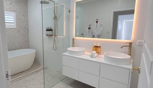 Spacious Family Retreat with Private Pool& Granny Flat - 5min stroll to beach