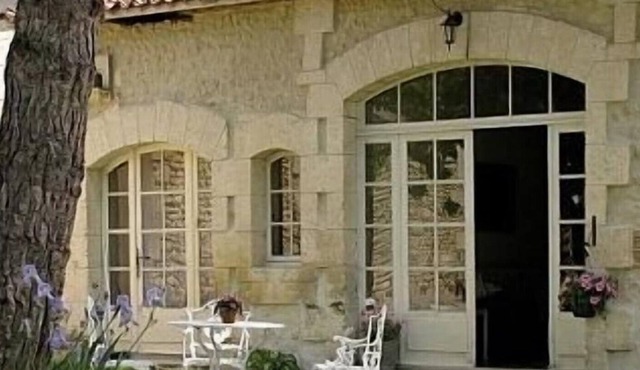 Spacious family cottage near Aubeterre sur Dronne-private pool + beautiful views