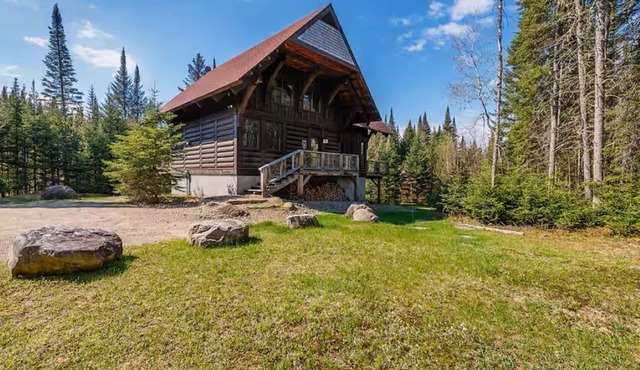 Spacious family 5 Bedroom Chalet, Hot Tub, pet-friendly, pool lake tennis