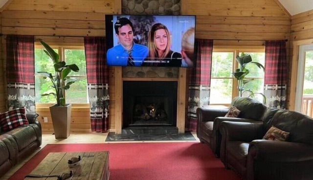 Spacious Family Cabin, Hot Tub & Pet Friendly!